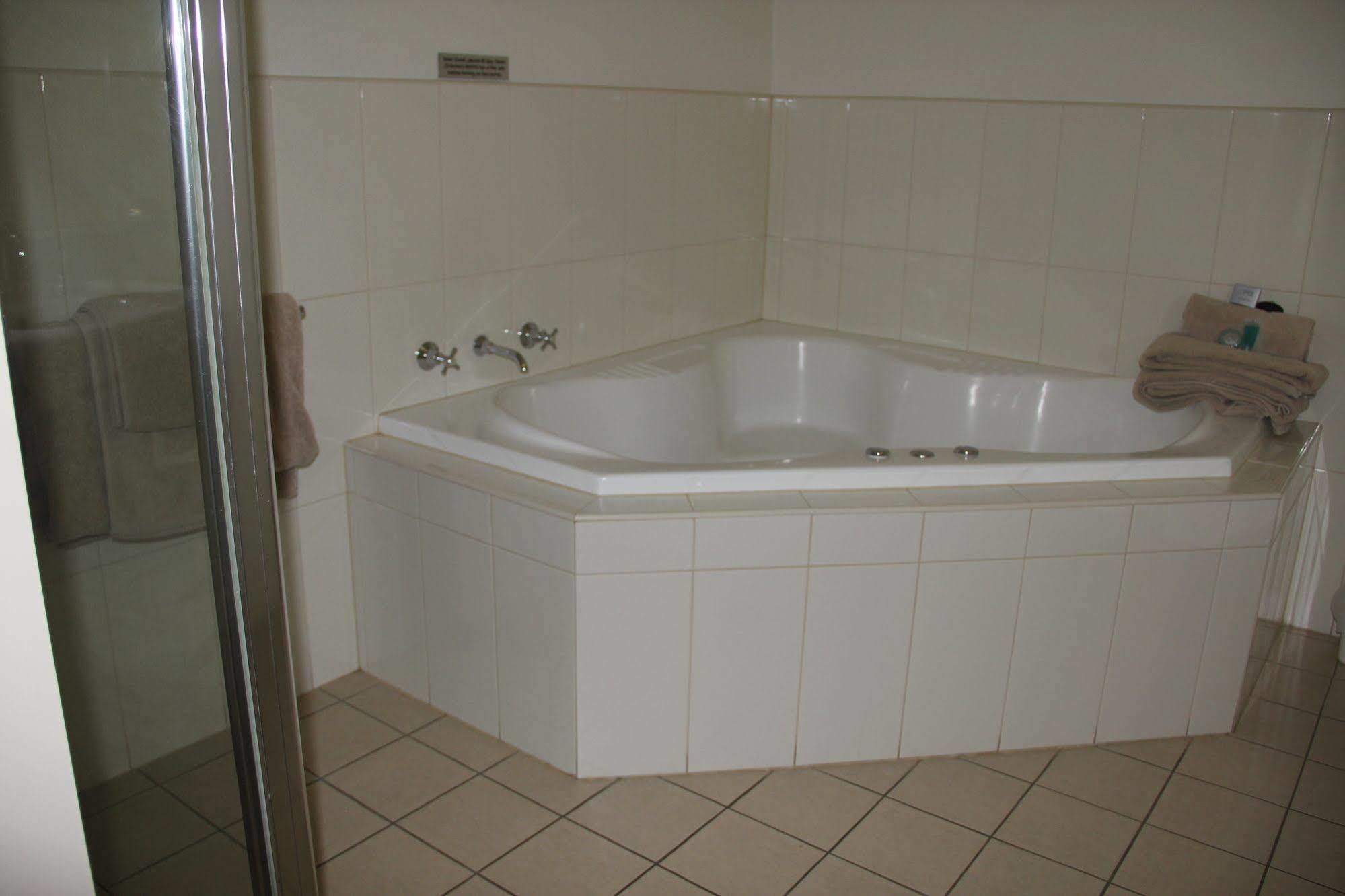 The Saltbush Motor Inn Хэй Экстерьер фото